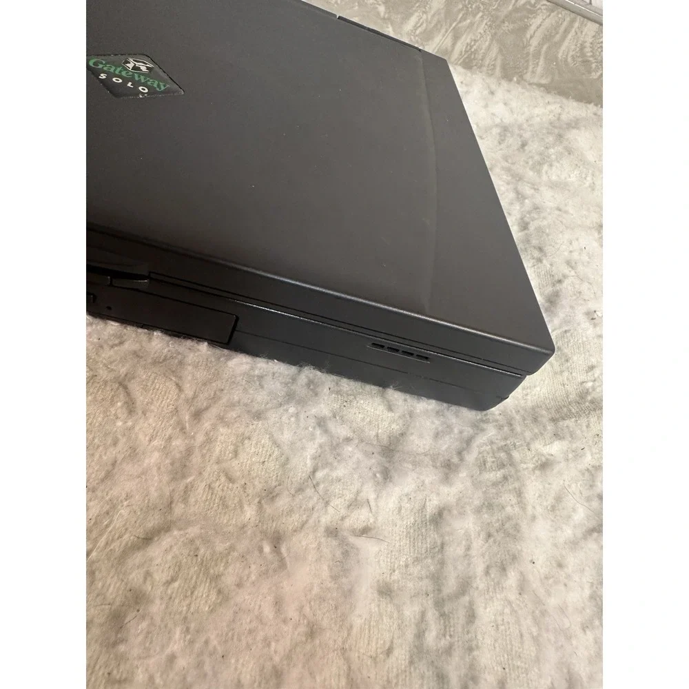 Vintage Gateway Solo 5150 Series Laptop Powers ON AS IS NEEDS NEW HARD DRIVE